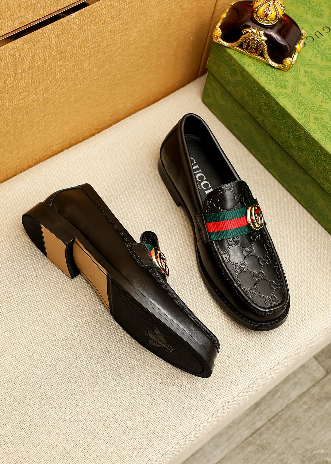 Men's shoes 💰480 💐 Product trademark: GUCCI "Gucci" casual leather shoes Regular size: 38-44 (45.46🉑️customized) Product materials: Selected imported first-layer calfskin embossed upper + luxury hardware buckle, imported water-dyed cowhide leather lining. Strong three-dimensional visual effect, original outsole color: 2 colors available